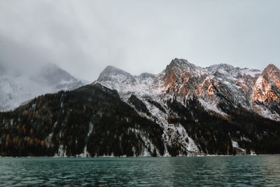 近水雪山